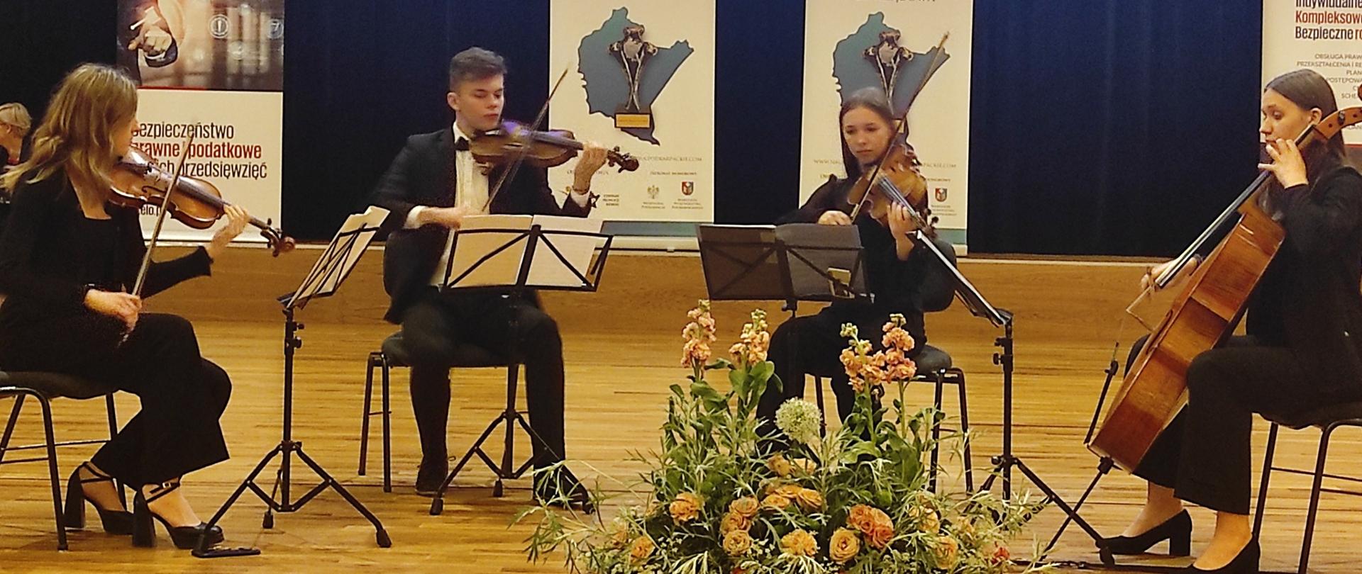 Kwartet smyczkowy PSM II stopnia w Mielcu podczas koncertu w Filharmonii Podkarpackiej z okazji Dnia Samorządu Terytorialnego 
