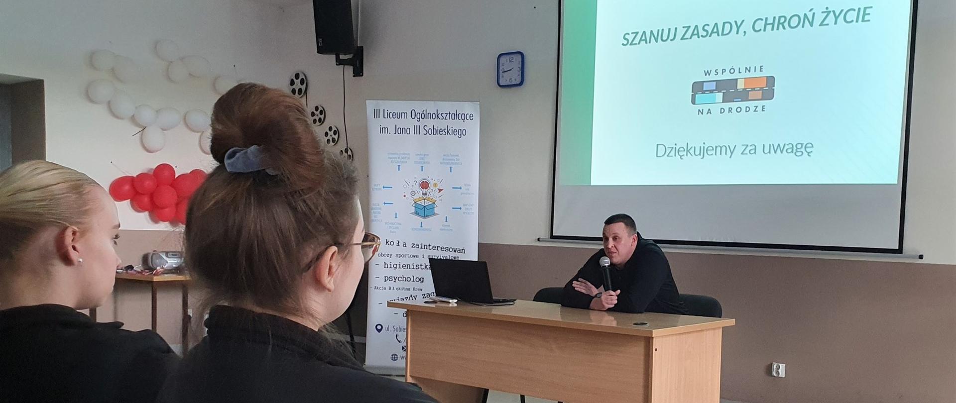 Na drodze nie można myśleć tylko o sobie. Pomyślcie o całym otoczeniu, o swojej rodzinie. Oni wszyscy odbywają tę karę razem - mówił licealistom osadzony Mateusz