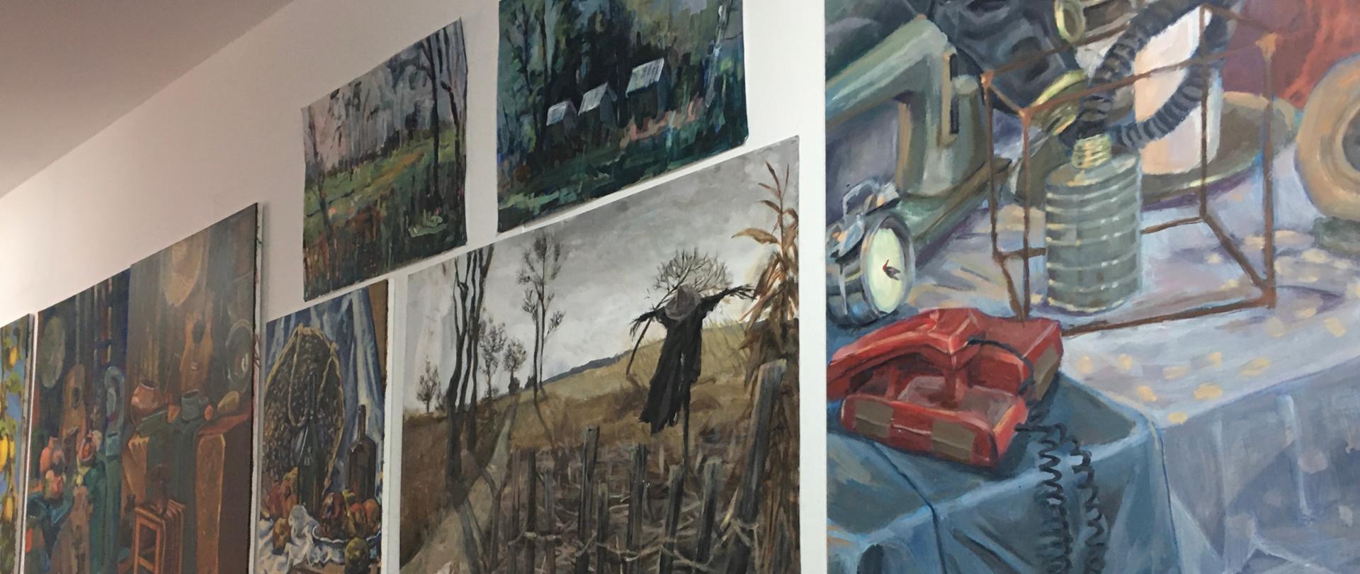 kilka obrazów na ścianie galerii korytarz