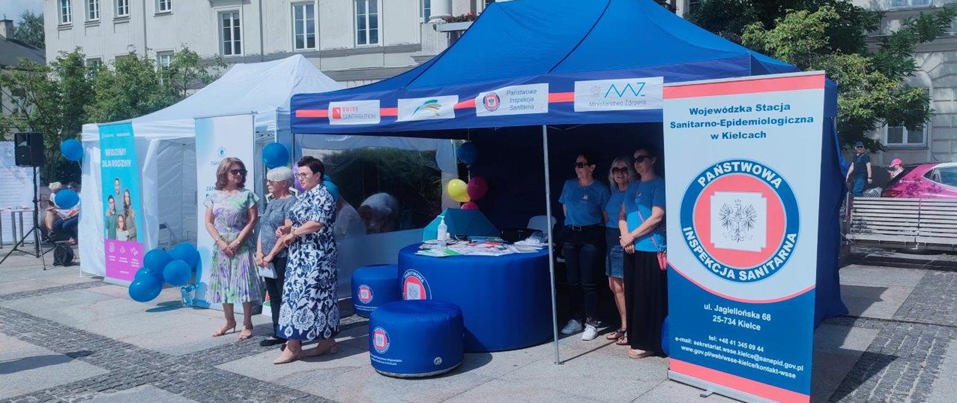 Stoisko WSSE w Kielcach w namiocie pracownicy Oddziału PZiOZ Ewa Ziemkiewicz, Agnieszka Dolezińska, Ewa Czarnecka