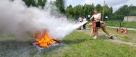 Pokazy gaszenia pożaru gaśnicami proszkowymi