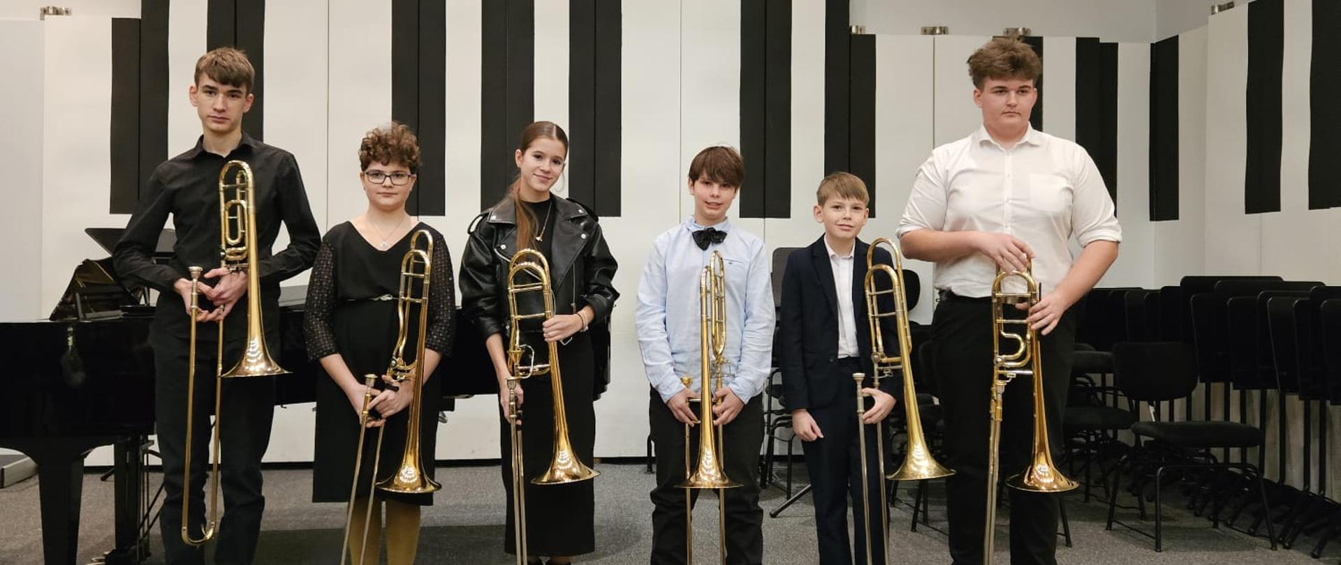 Wszyscy wykonawcy stoją na scenie.