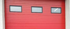 Brama garażowa w kolorze czerwonym