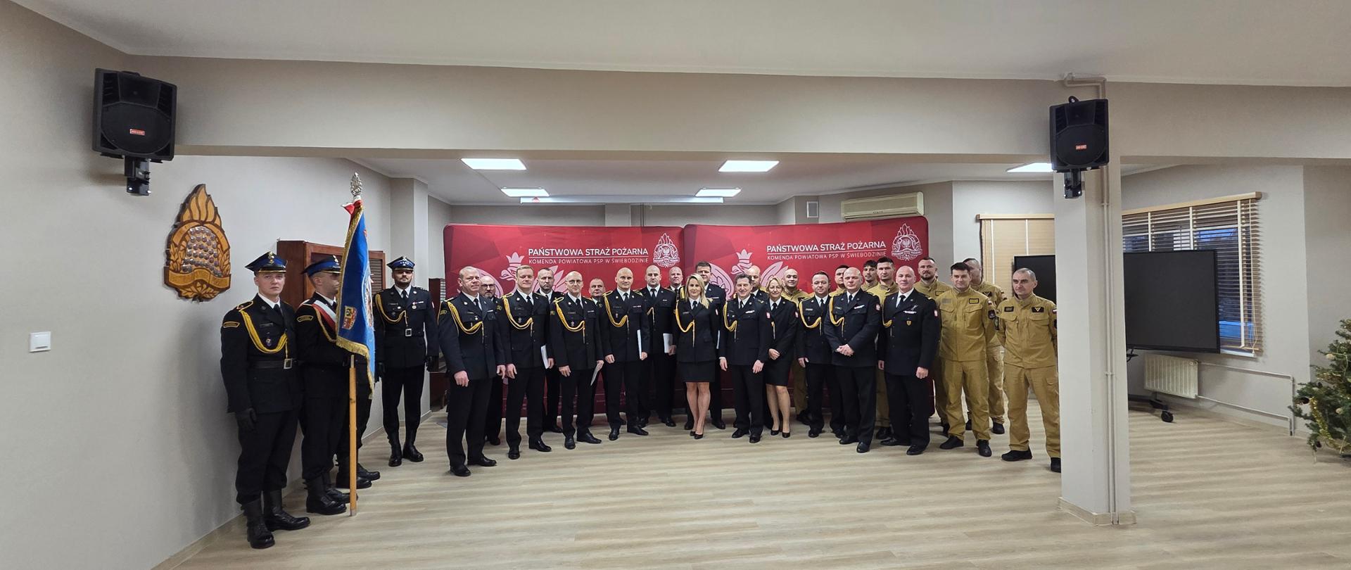 Uroczysta zbiórka z okazji mianowania na wyższe stanowiska służbowe.