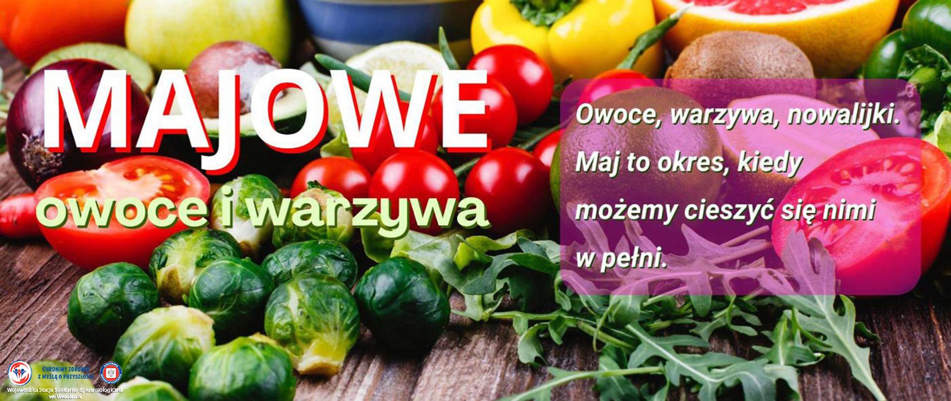 Owoce i warzywa leżące na drewnianym stole