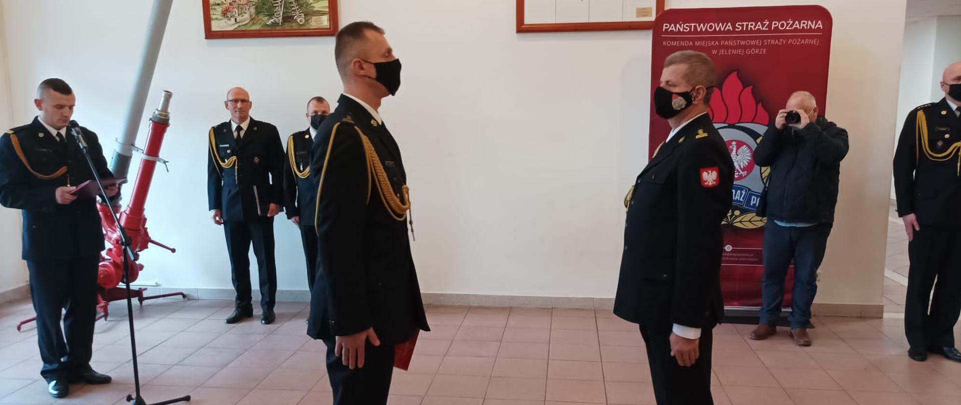 Na zdjęciu widać dwóch komendantów, jeden z nich to Dolnośląski Komendant Wojewódzki drugi to przejmujący obowiązki Komendanta Miejskiego w Jeleniej Górze.