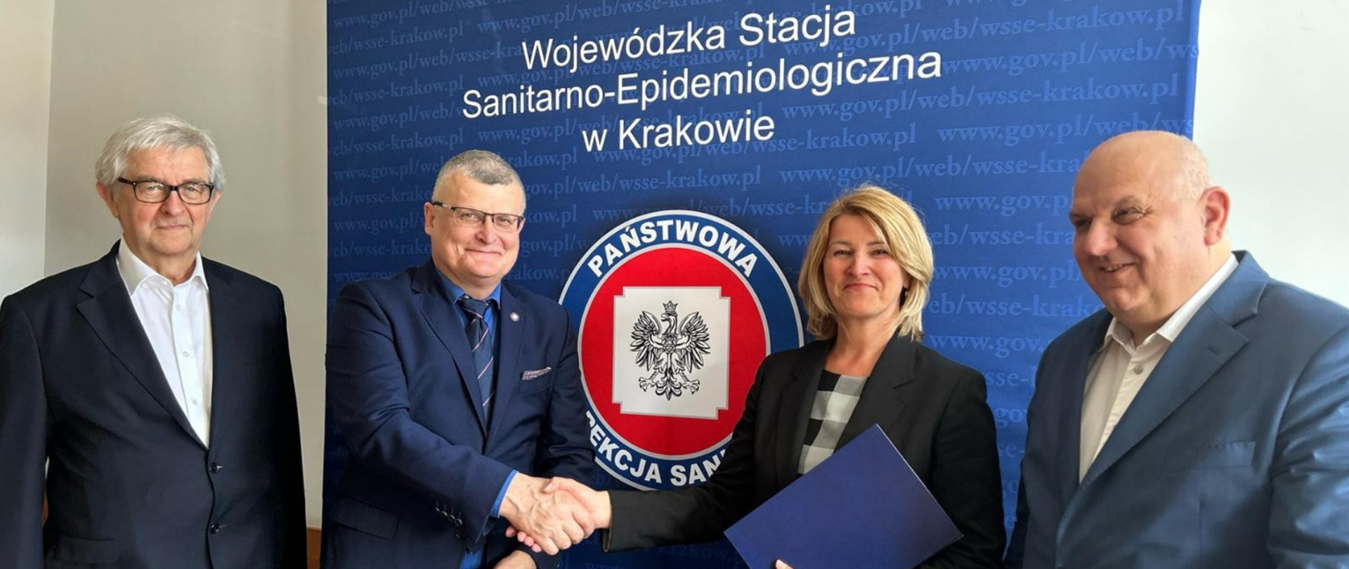 Zdjęcie przedstawia moment nominacji Pani Beaty-Elżbiety Suchanik na stanowisko Państwowego Powiatowego Inspektora Sanitarnego w Myślenicach.