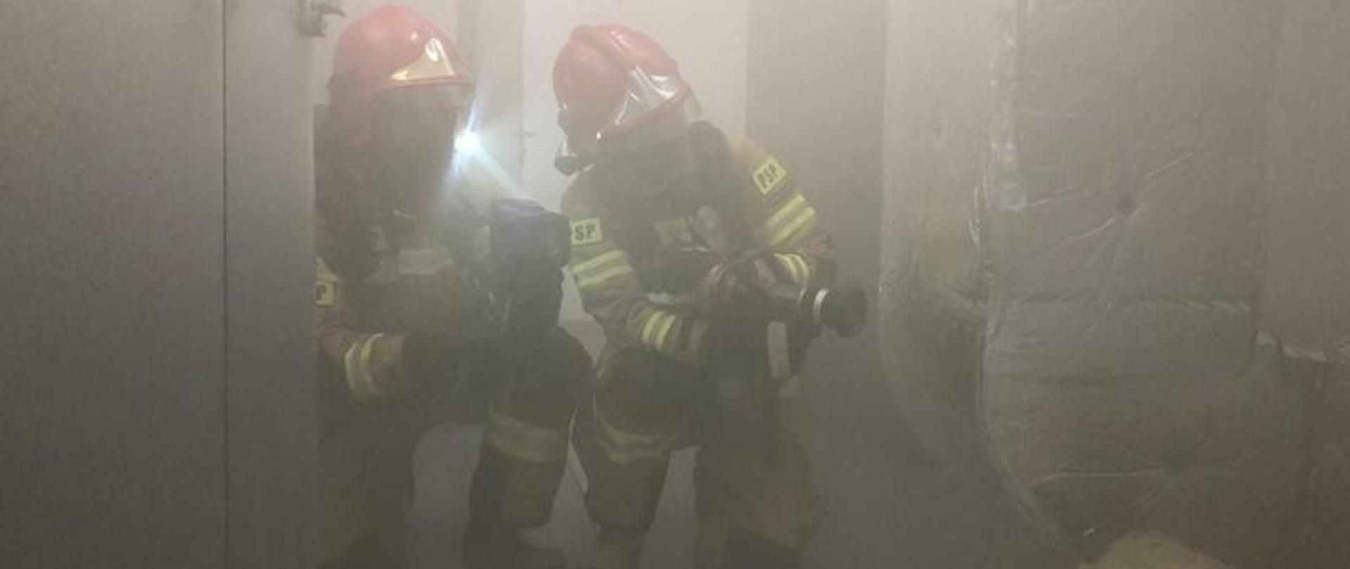 Ratownicy odnajdują źródło ognia i przystępują do gaszenia