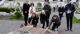 Minister funduszy i polityki regionalnej Katarzyna Pełczyńska-Nałęcz składa wieniec na grobie, obok niej stoją członkowie polsko-ukraińskiej delegacji