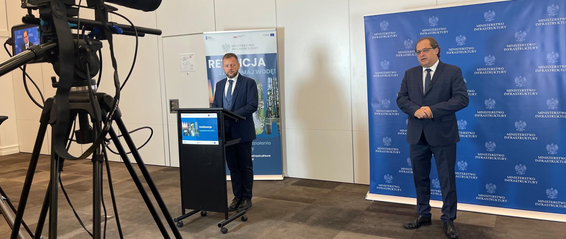 Moderator - Minister - Kamera