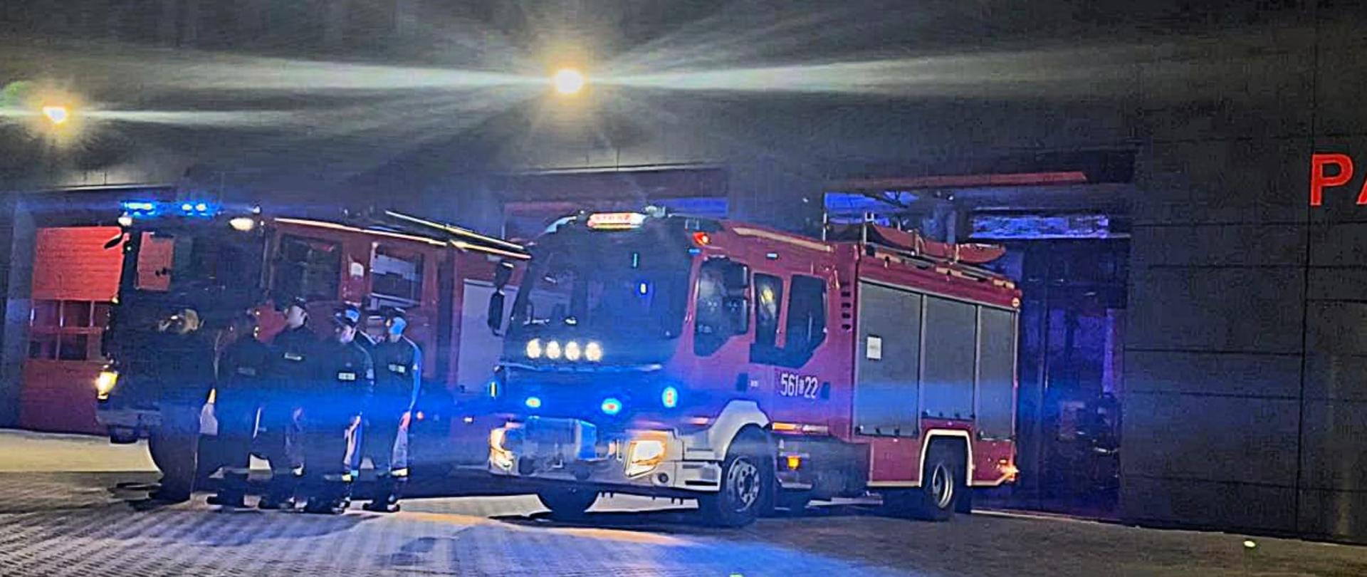 Na zdjęciu Komendant Powiatowy wraz z podziałem bojowym oddający hołd zmarłemu.