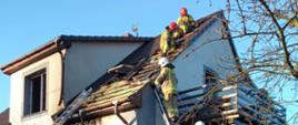 Strażacy gaszą pożar domu w Jasienicy - rozbiórka poszycia dachowego. 
