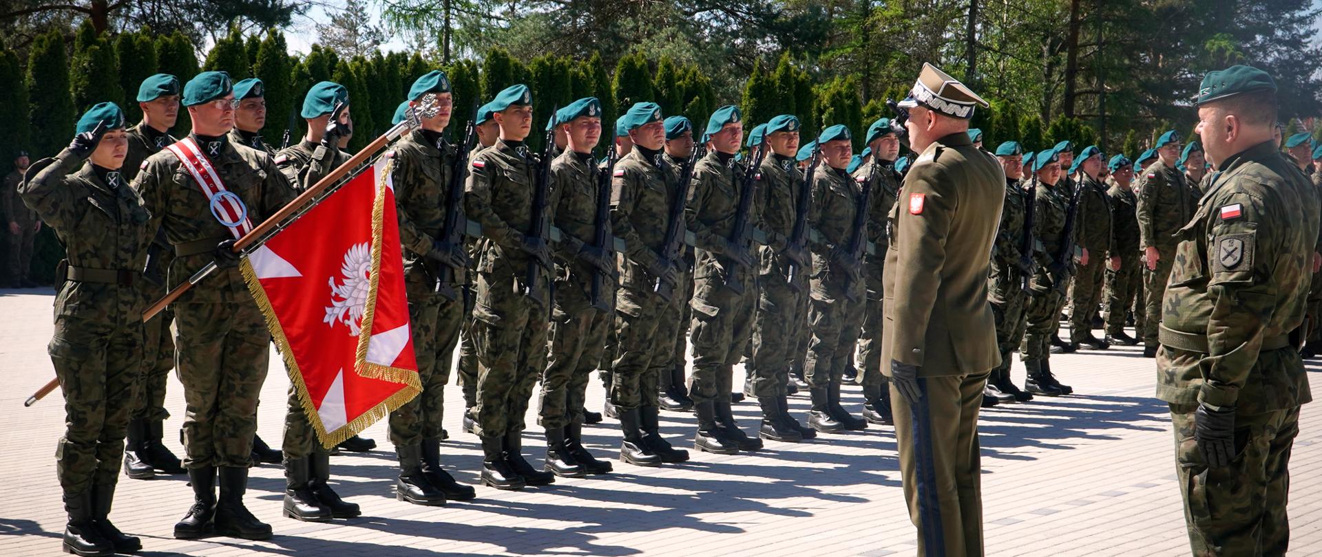 Zdjęcie przedstawia żołnierzy