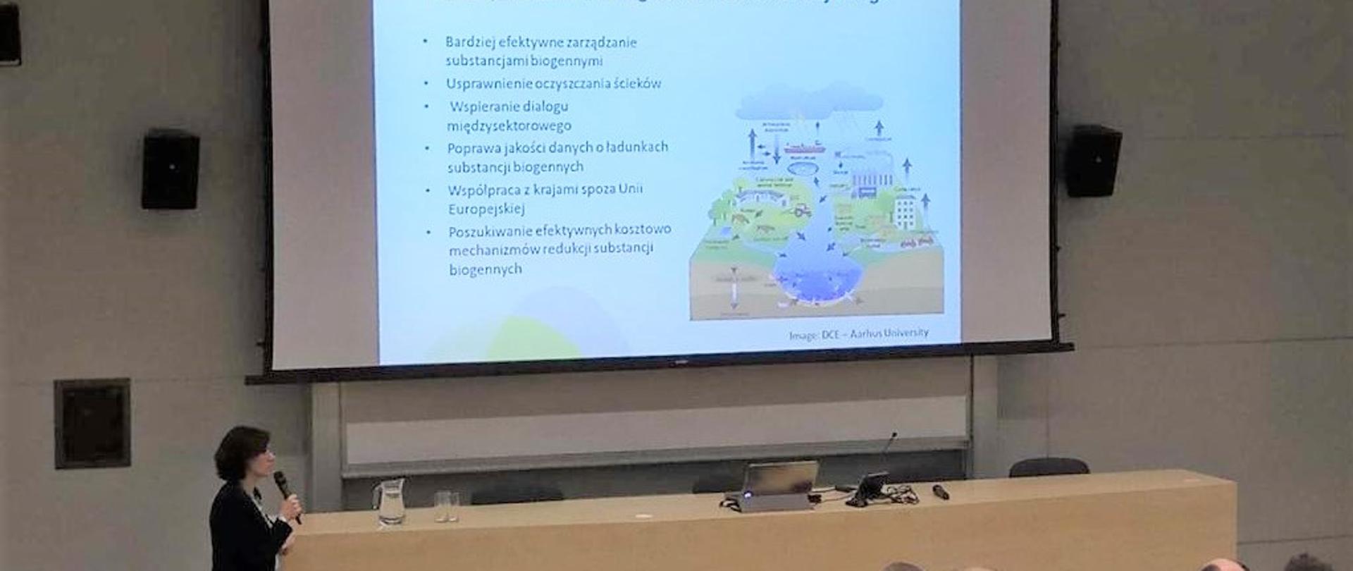 Prelegent podczas prezentacji