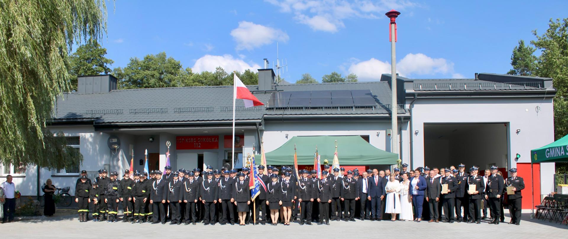 Wszyscy zebrani goście ustawili się do wspólnego zdjęcia