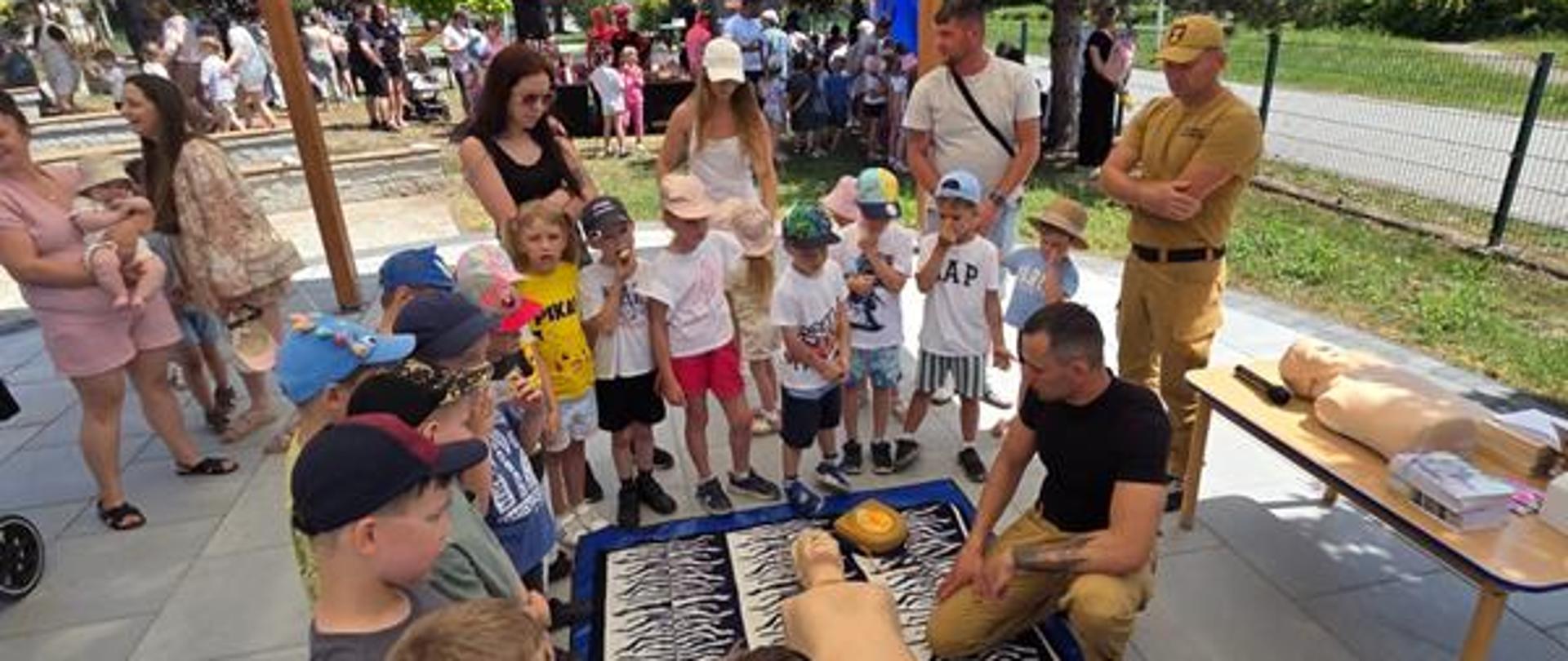 Pokazy staszowskich strażaków dla najmłodszych i seniorów.