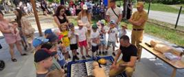 Pokazy staszowskich strażaków dla najmłodszych i seniorów.