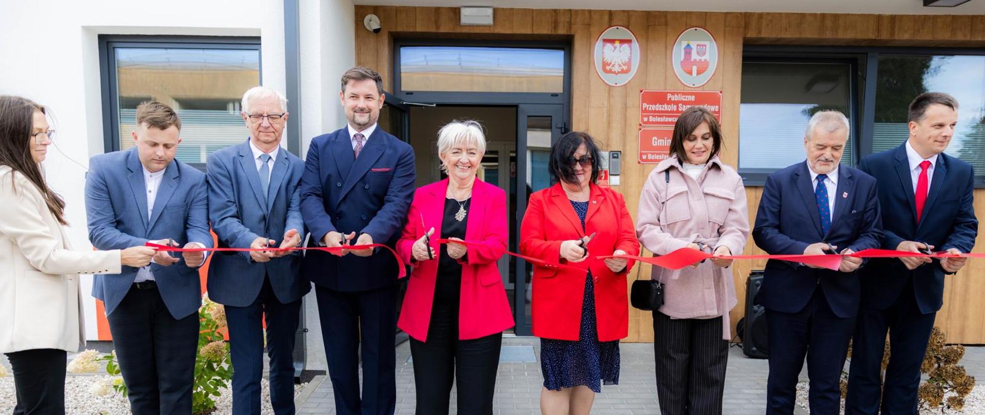 Otwarcie nowego przedszkola ze żłobkiem w Bolesławcu nad Prosną - uroczyste przecięcie wstęgi