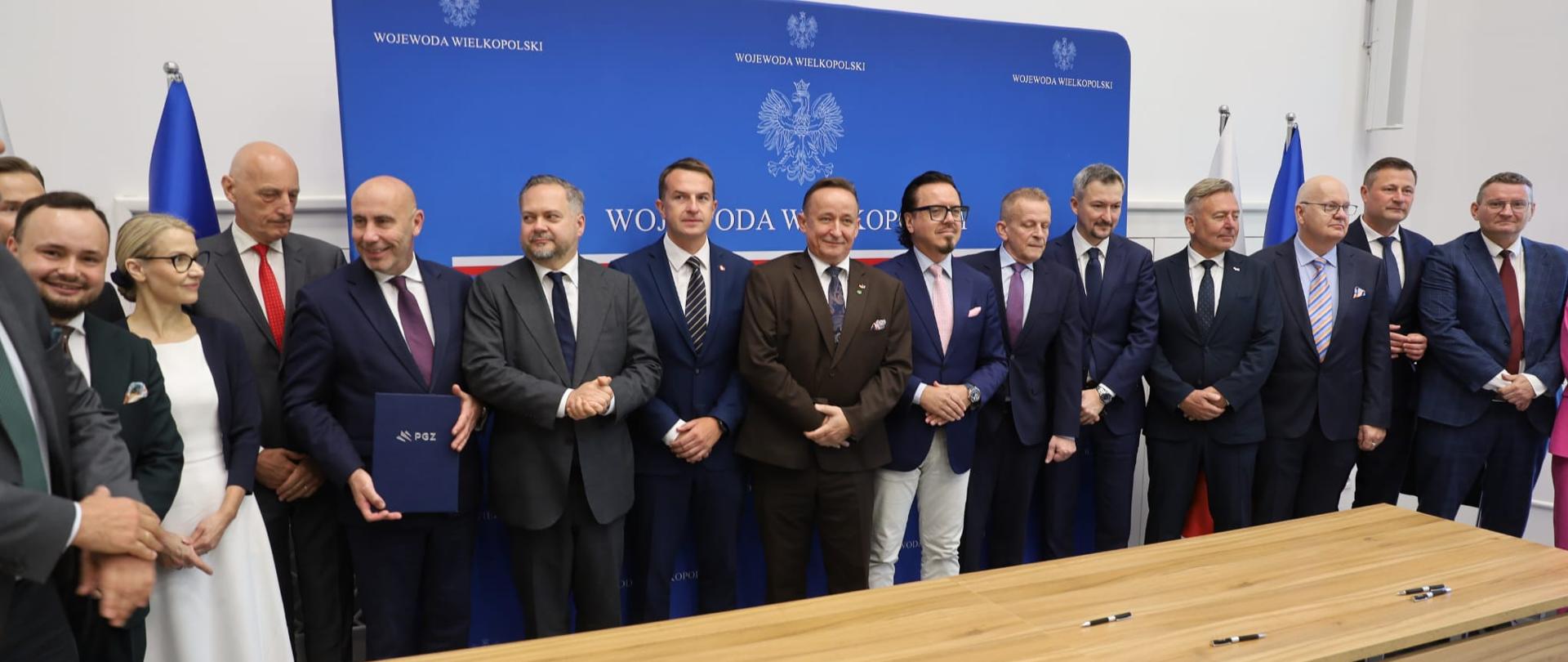 Minister Wojciech Balczun, wiceminister Konrad Gołota i sygnatariusze podpisanych dokumentów. 