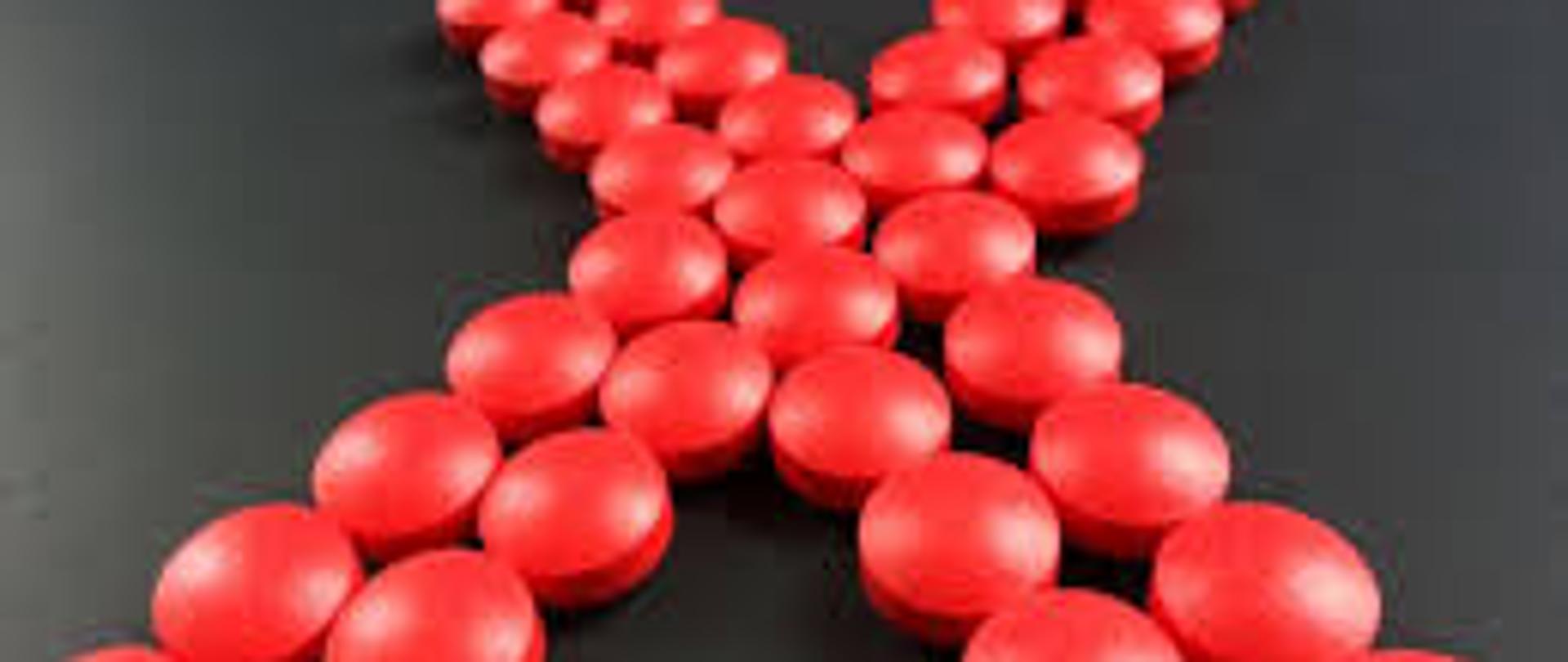 czerwone tabletki ułożone w kształt litery x