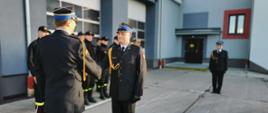 Mianowanie Zastępcy Dowódcy Jednostki Ratowniczo-Gaśniczej w Brzegu - zdjęcie przedstawia Komendanta podczas składania gratulacji dla nowego Zastępcy Dowódcy JRG Brzeg