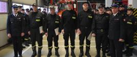 Wspólne zdjęcie komendanta i jego zastępcy wraz z awansowanymi strażakami.