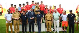 Zwycięska drużyna na podium.
Najlepsze zespoły zawodów stanęły na podium, odbierając puchary i gratulacje od przedstawicieli PSP, ZOSP RP oraz władz samorządowych. W centrum – bryg. Marcin Głogowski, zastępca małopolskiego komendanta wojewódzkiego PSP.