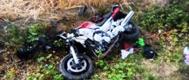 Motocykl znajduje się w rowie