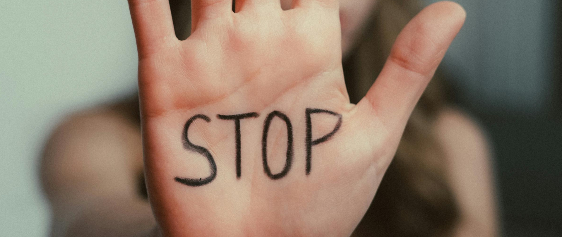 Dłoń skierowana do przodu z napisem ‘STOP’ markerem na skórze. Zdjęcie sugeruje sprzeciw wobec dopalaczy