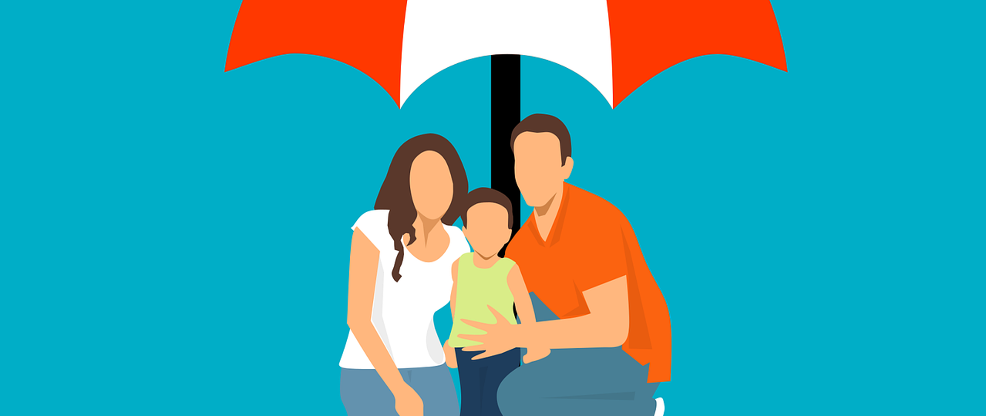 Niebieskie tło, rodzice z synem pod biało- czerwonym parasolem