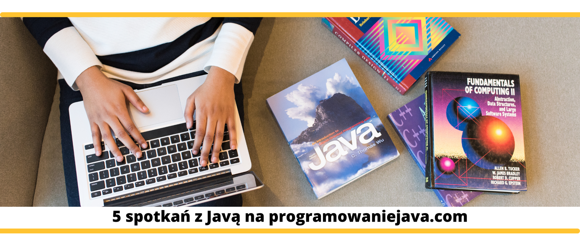 Na grafice widoczne są dłonie chłopca trzymającego laptopa na kolanach, obok niego widoczne są książki związane z programowaniem w Java. Pod obrazkiem widać czarny napis na białym tle: "5 spotkań z Javą na programowaniejava.com."