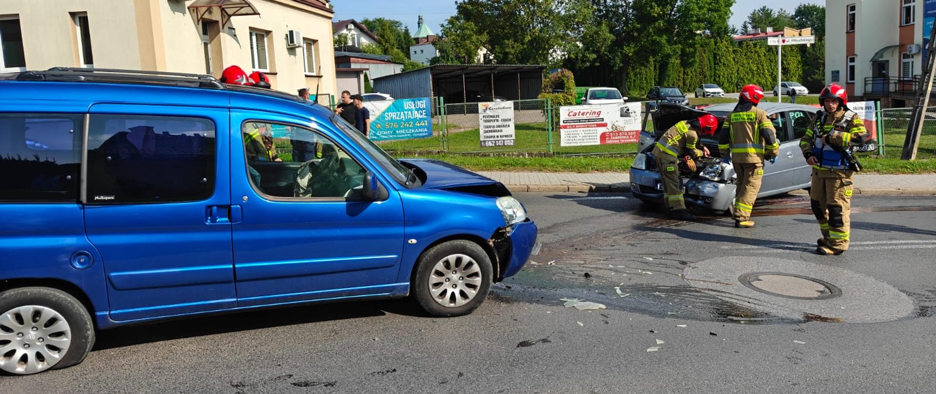 Na zdjęciu widać wypadek dwóch samochodów osobowych, strazaków podczas akcji,