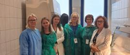 Uczestnicy z prelegentami na grupowym zdjęciu w laboratorium diagnostyki medycznej