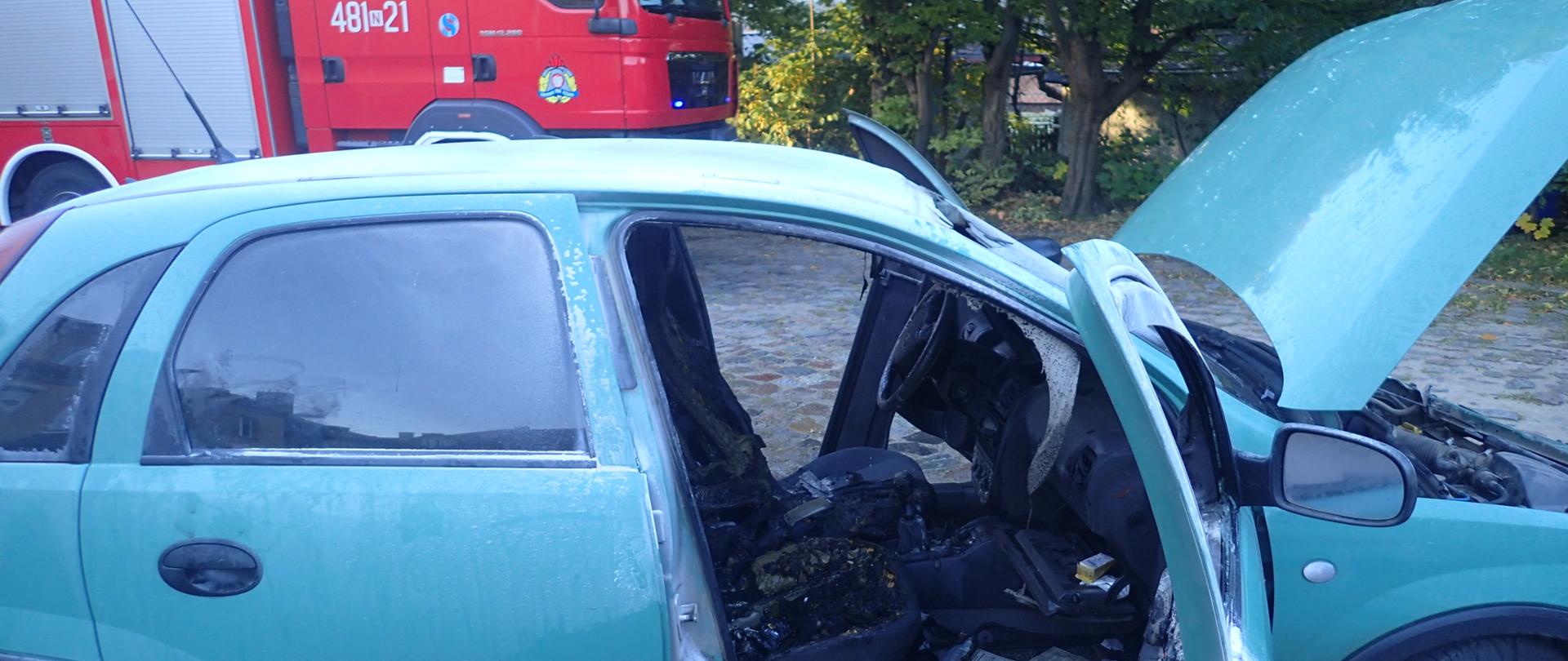 zdjęcie przedstawia samochód osobowy po pożarze wnętrza. 