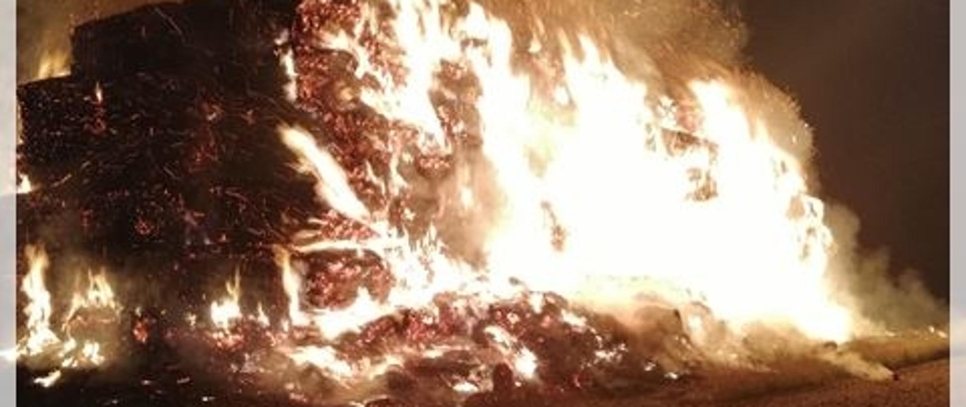 Noc, płonący w całej objętości stóg słomy. 