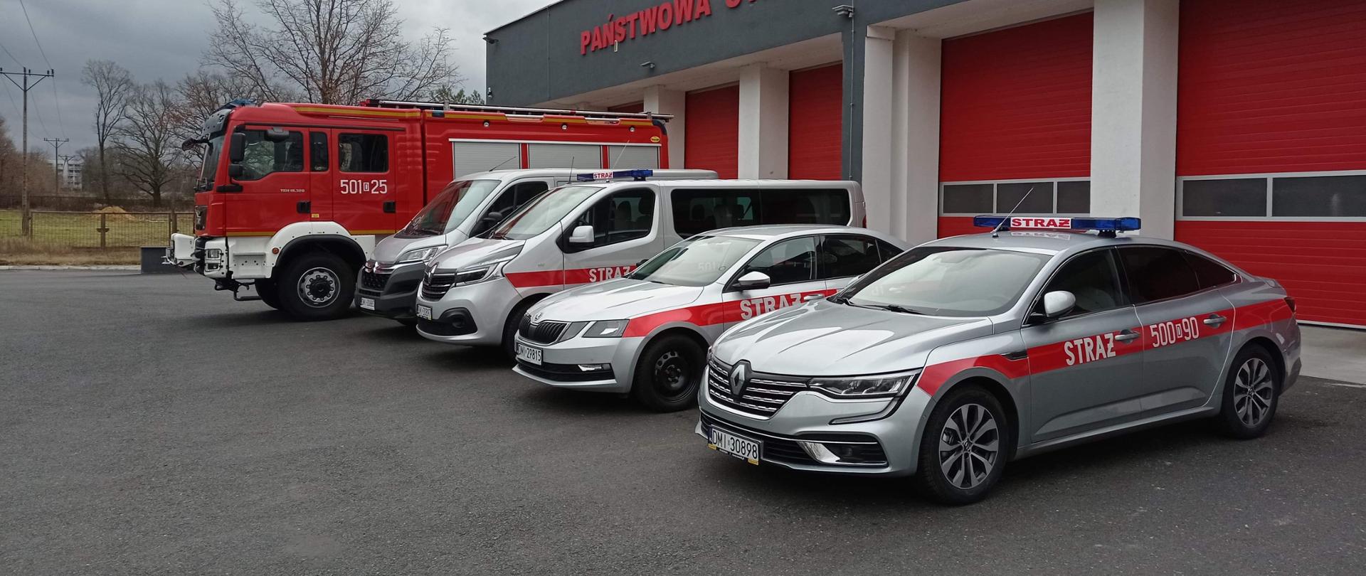 pojazdy zakupione w 2020 roku na tle garaży JRG