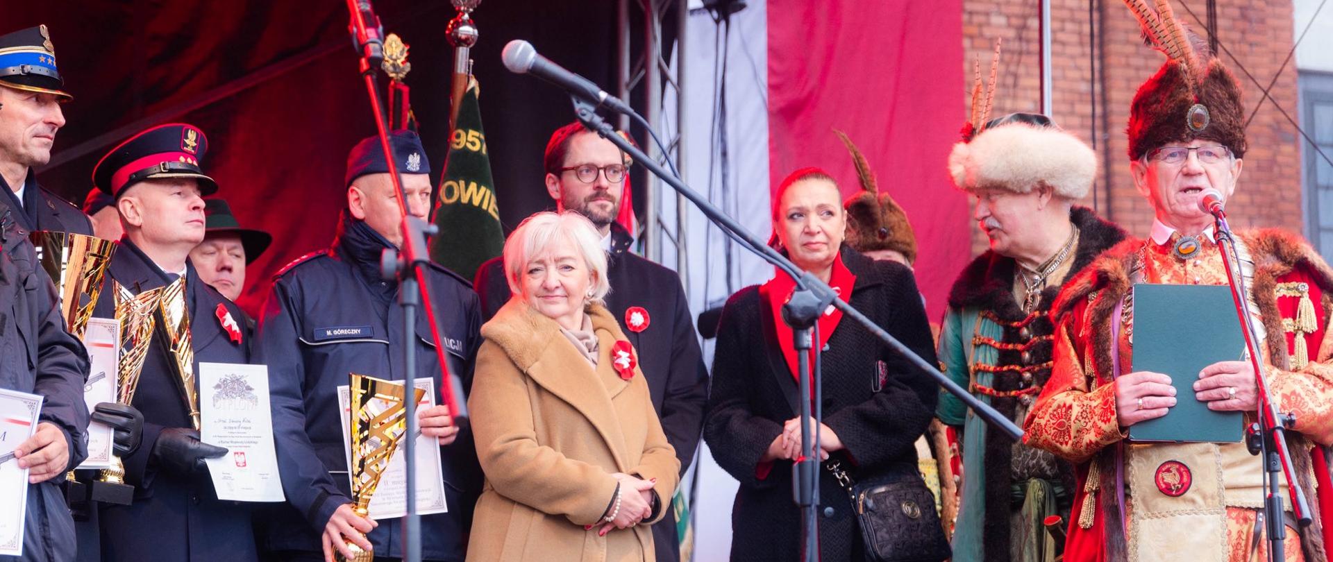 Wojewoda łódzki Dorota Ryl podczas wręczania nagród XIII edycji Wojewódzkiego Turnieju Służb Mundurowych w strzelaniu o puchar wojewody łódzkiego, organizowanego z okazji Narodowego Święta Niepodległości – 11 listopada