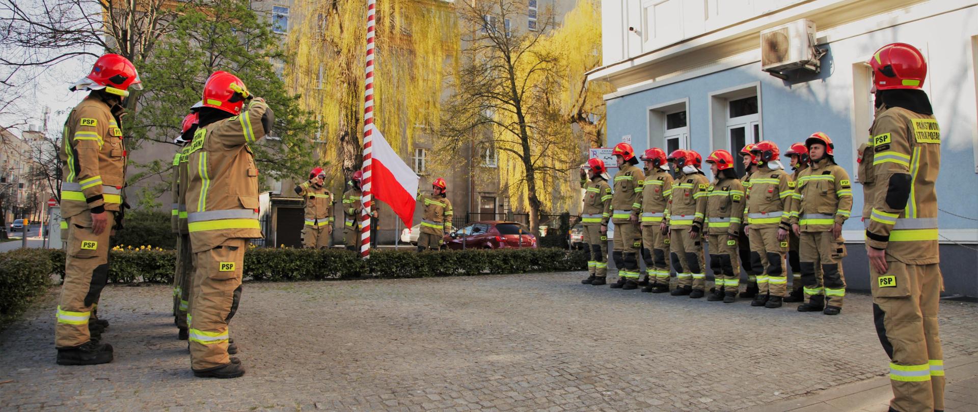 Strażacy podczas uroczystej zmiany służbowej