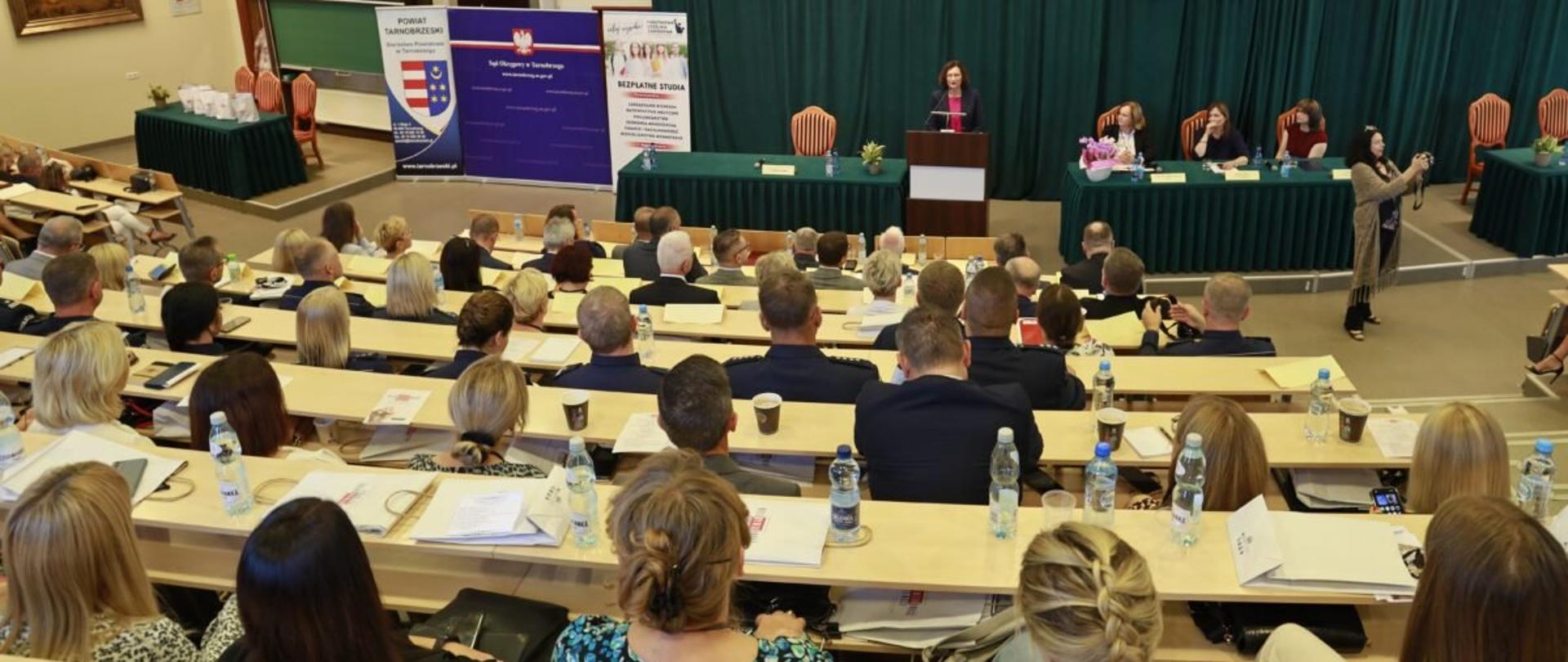 Uczestnicy konferencji naukowej dotyczącej wielowymiarowości przemocy