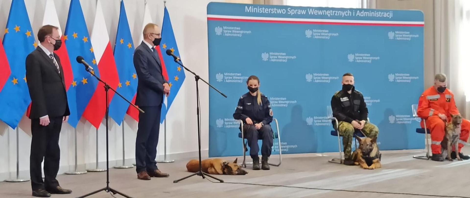 Z lewej strony kadru kierownictwo Ministerstwa Spraw Wewnętrznych i Administracji podczas konferencji. Po prawej funkcjonariusze przewodnicy wraz ze swoimi podopiecznymi