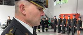 Komendant Powiatowy Państwowej Straży Pożarnej w Lwówku Śląskim podczas odczytywania roty ślubowania nowo przyjętych strażaków podczas uroczystej zbiórki.