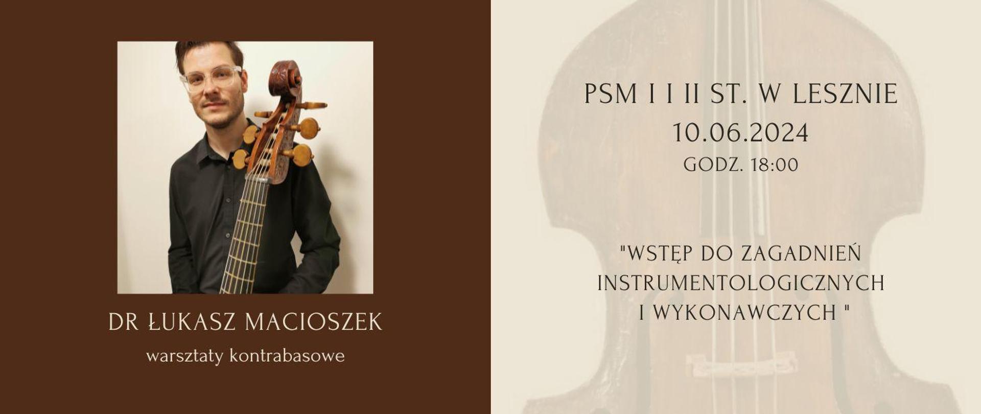 Plakat - po lewej zdjęcie mężczyzny z kontrabasem i białe napisy na brązowym tle. Po prawej brązowe napisy na białym tle z półprzezroczystą grafiką kontrabasu.