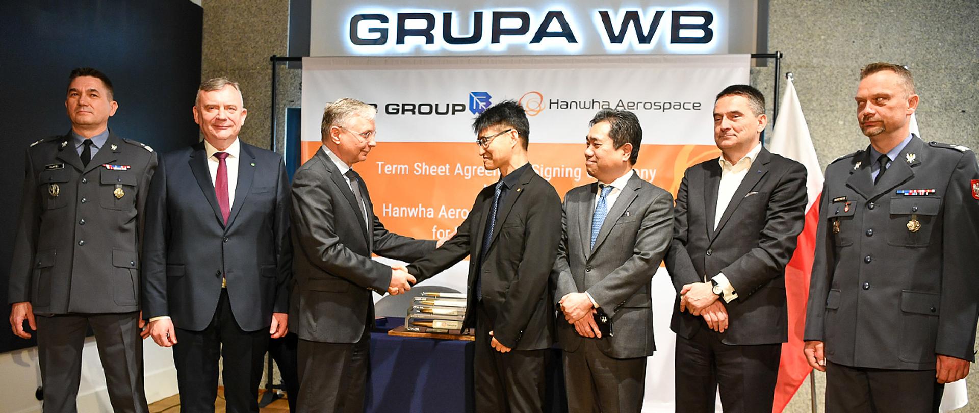 15 kwietnia 2025 r. w Warszawie, w obecności Pawła Bejdy sekretarza stanu w MON, prezes Grupy WB oraz przedstawiciel Hanwha Aerospace podpisali dokument zawierający kluczowe warunki dotyczące funkcjonowania spółki produkującej w Polsce pociski rakietowe. Fot. plut. Wojciech Król/MON