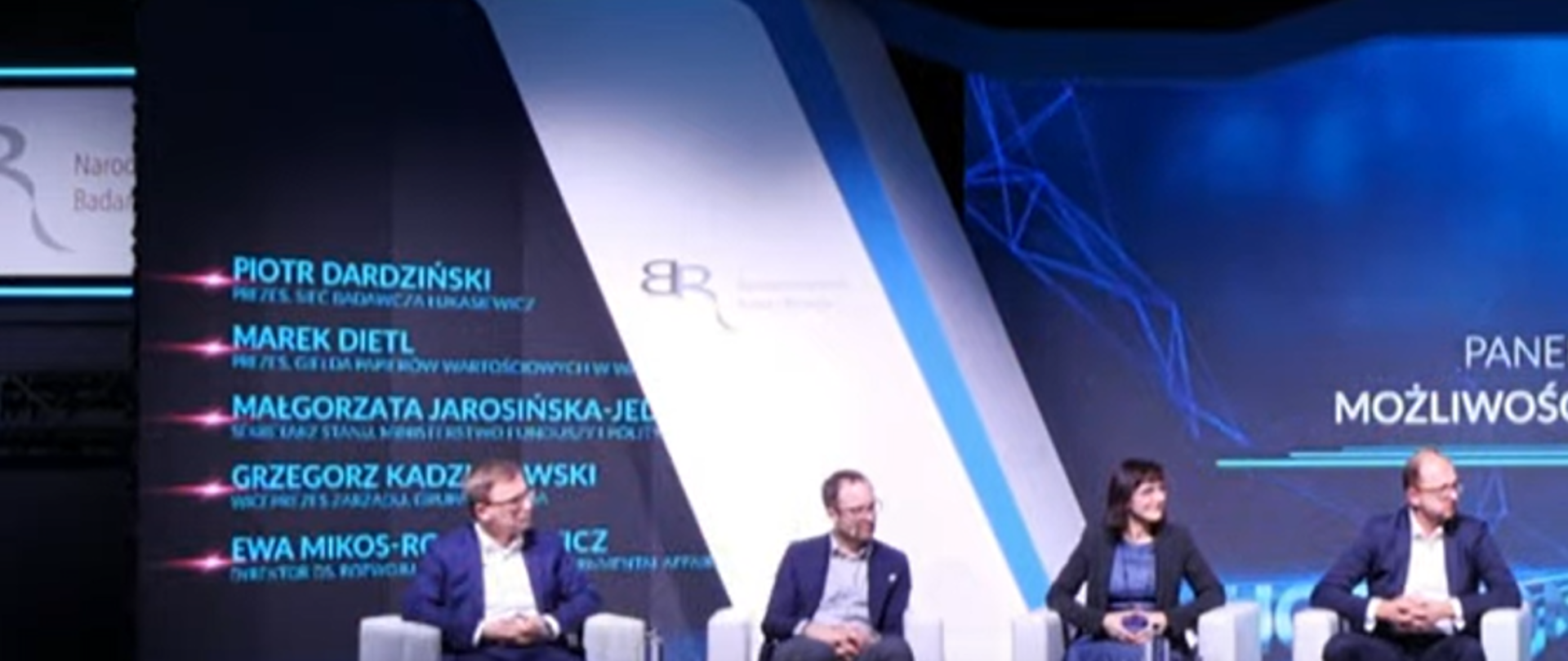 Uczestnicy konferencji Horyzont Innowacji, sześć osób, na scenie podczas dyskusji