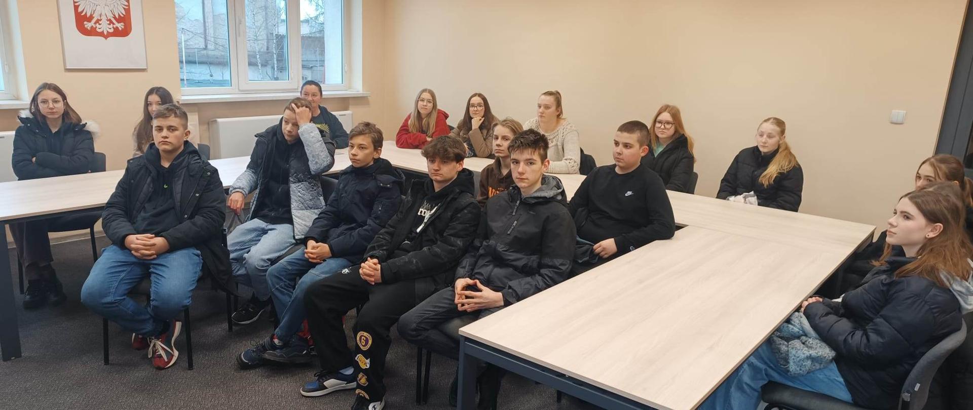 Wizyta Uczniów Szkoły Podstawowej nr 4 im. UNICEF w Obornikach w Komendzie Powiatowej Państwowej Straży Pożarnej w Obornikach. 