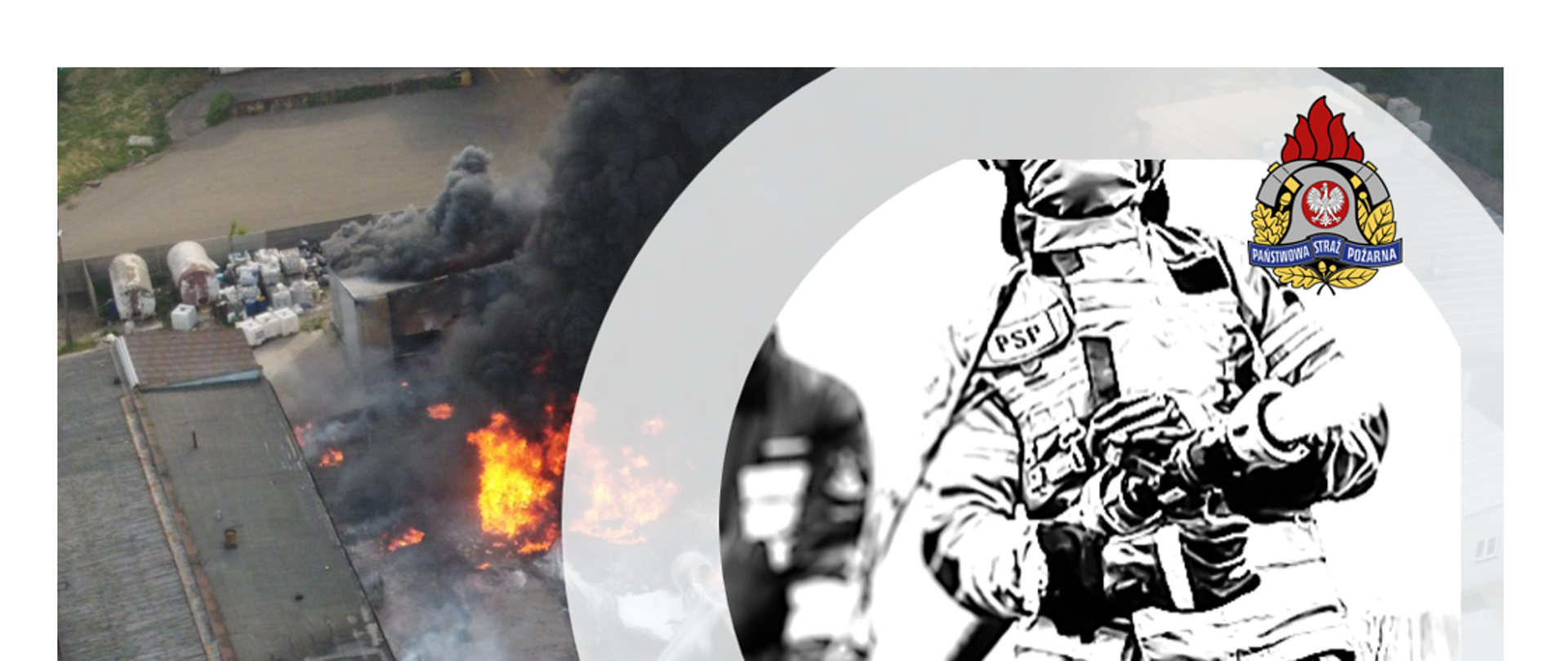 zabudowania objęte pożarem. Widoczne kłęby unoszącego się dymu. Strażak w umundurowaniu specjalnym podaje prąd wody na źródło pożaru. Po prawej stronie widoczna postać strażaka trzymającego wąż pożarniczy z prądownicą, który podaje wodę. Na zdjęciu zamieszczone logo Państwowej Straży Pożarnej w ilości 2szt. 