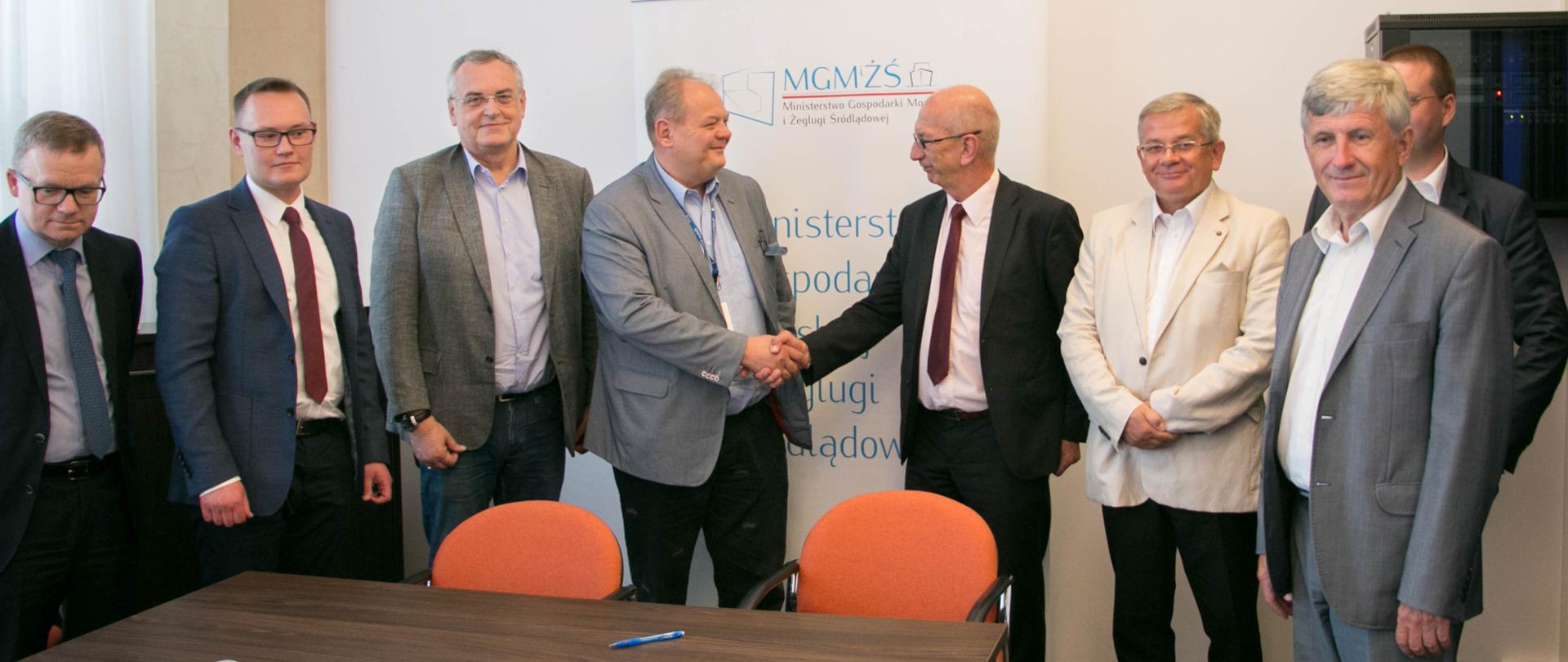 Od prawej: Marek Kłoczko (Wiceprezes-Dyrektor Generalny Krajowej Izby Gospodarczej), Marek Kamiński (KIG), Krzysztof Kawczyński (KIG), Paweł Brzezicki (Prezes FRS SA, zarządca komisaryczny PŻM PP), Artur Trzeciakowski (MSR "Gryfia"), Konrad Dul (MSR "Gryfia" SA).