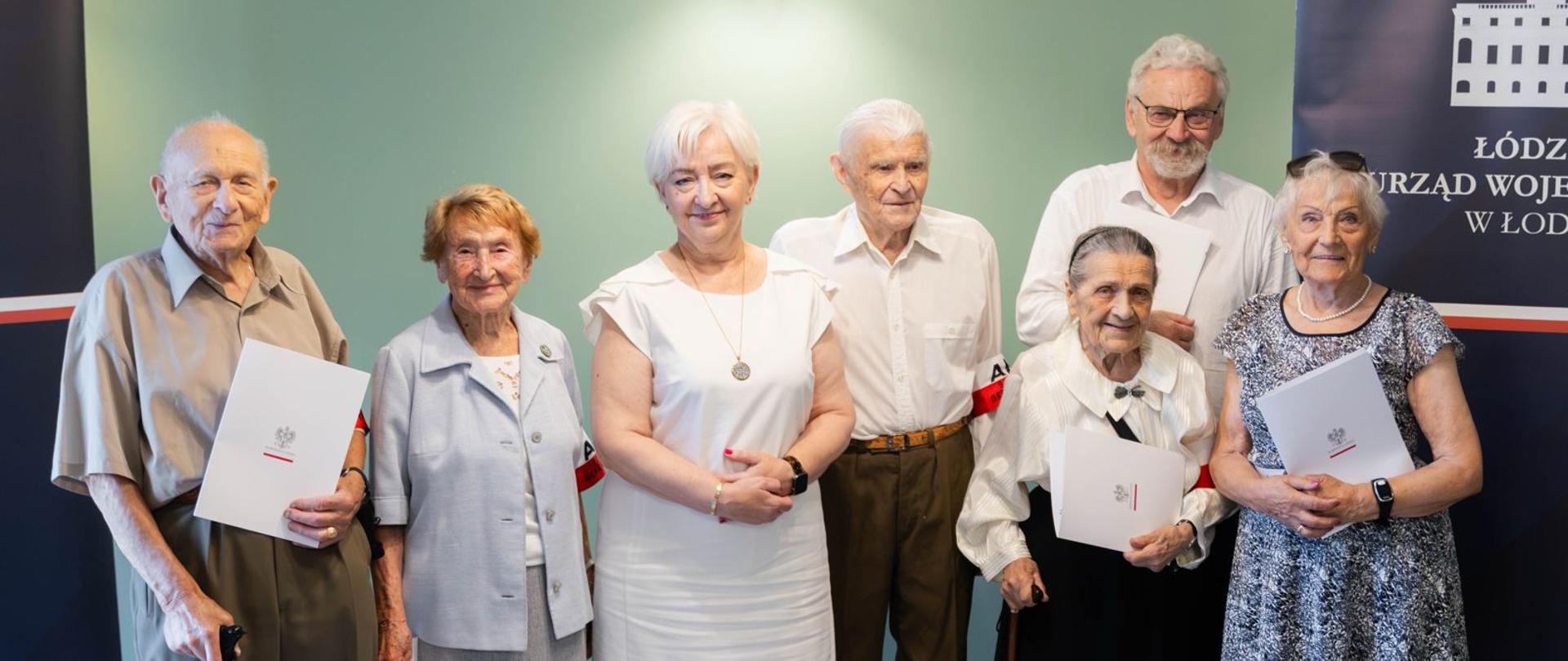 Pamiątkowa fotografia wojewody łódzkiego Doroty Ryl z członkami Wojewódzkiej Rady Kombatanckiej 