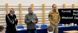 Na zdjeciu widoczni sa funkcjonariusze z Komendy powiatowej państwowej w Ostrowcu Świętokrzyskim wraz z uczestnikami podczas Turnieju.