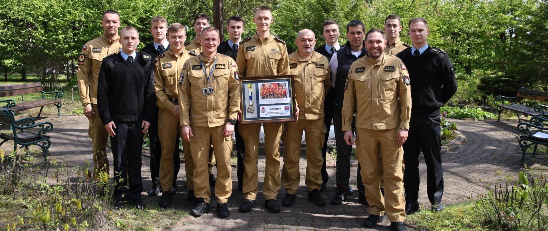 Pamiątkowe zdjęcie zawodników siatkarskiej drużyny CS PSP wraz z trenerem w towarzystwie Komendanta oraz Zastępcy Komendanta Centralnej Szkoły PSP